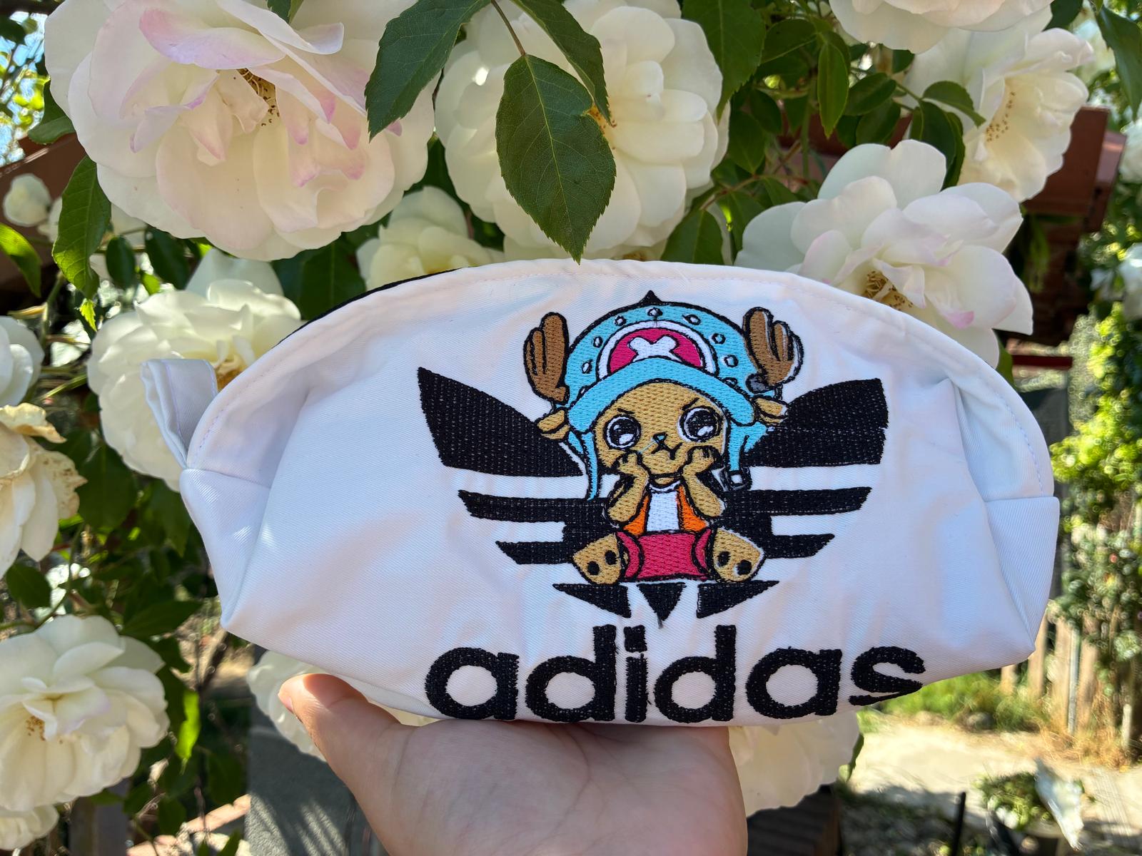 Pochette bianca con logo Adidas e personaggio ricamato