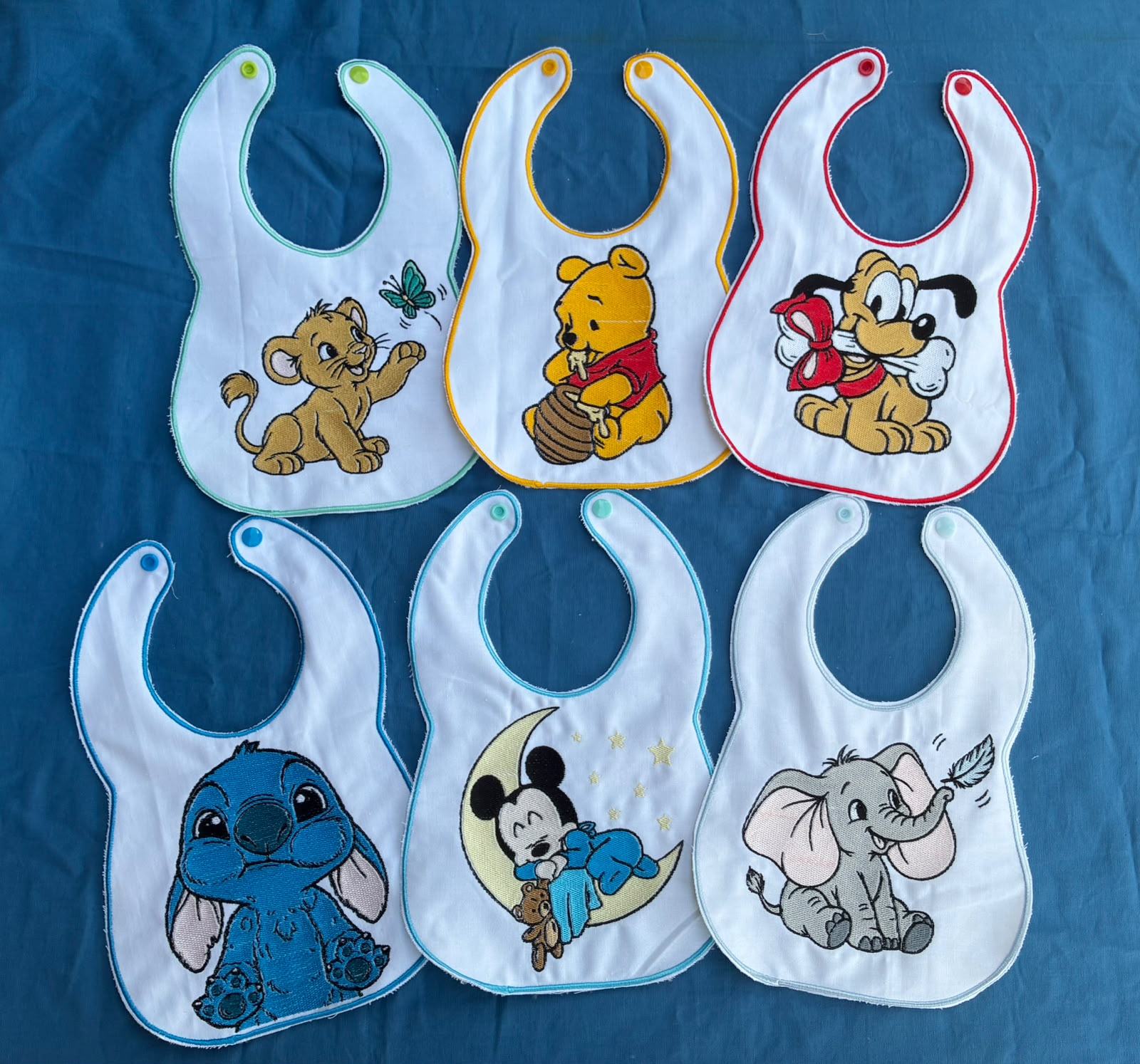 Set di bavaglini per bambini con ricami colorati