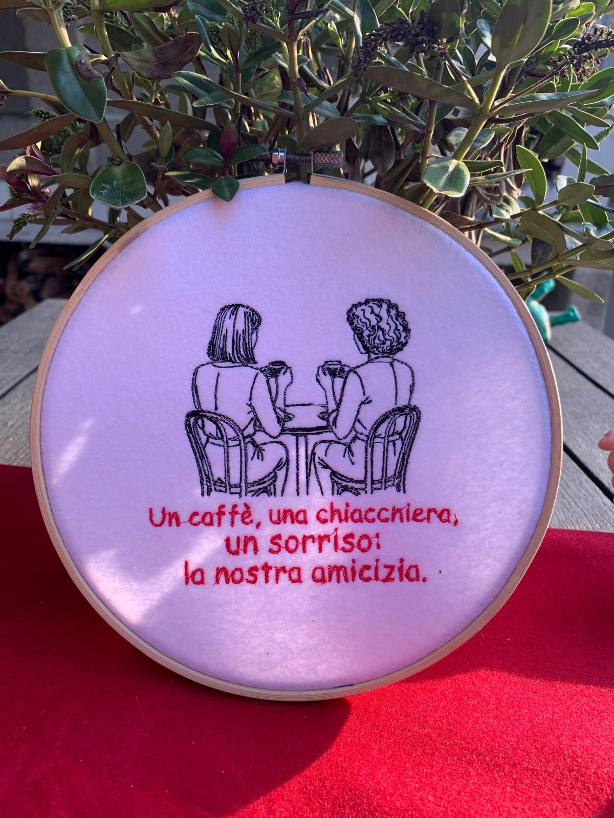 Quadro ricamato con due amiche al bar e frase sull'amicizia