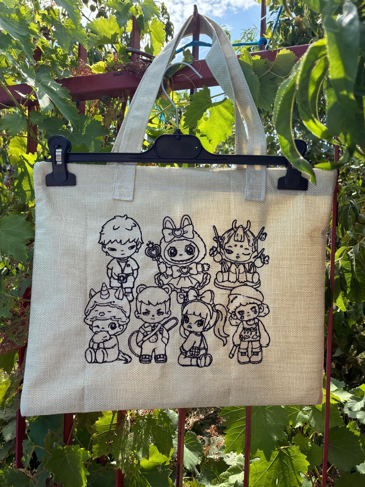 Tote bag con personaggi chibi in stile collezionismo ricamati