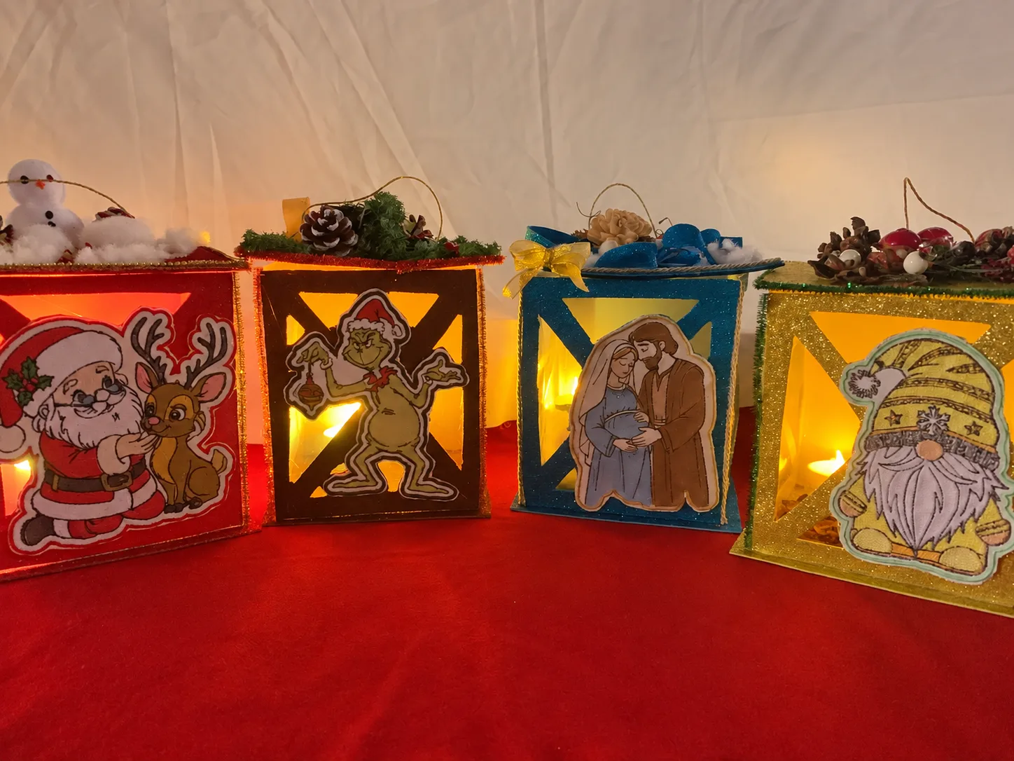 Lanterne natalizie illuminate al buio con ricami decorativi